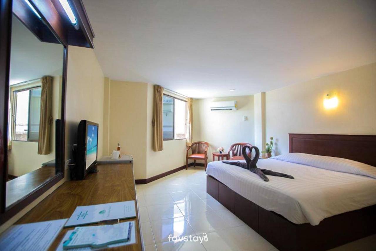 Twin Palms Suites And Residence Паттая Екстер'єр фото
